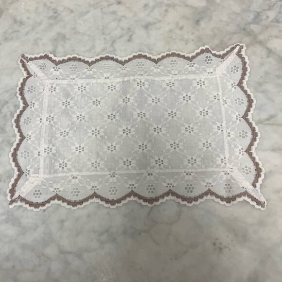Vintage handcrafted eyelet doily placemat - Picture 2 of 5